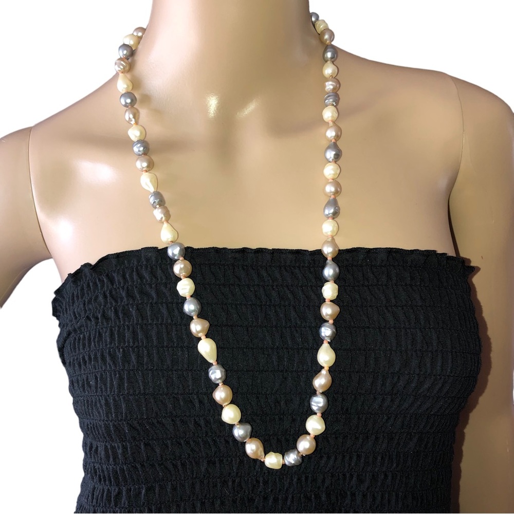 Gorgeous Triple Color Faux Pearl Necklace. Gray Tan Cream Opalescent Fin… - Picture 2 of 5